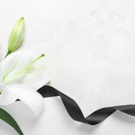 Gėlė kalija ir juodas kaspinas