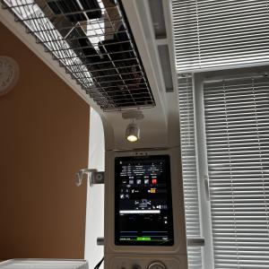 Vilniaus miesto klinikinę ligoninę pasiekė naujas naujagimių gaivinimo staliukas – svarbi investicija į pačių mažiausių pacientų saugią gyvenimo pradžią