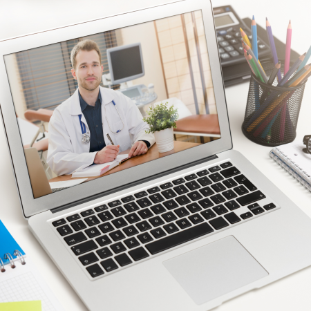 kompiuterio ekrane gydytojas