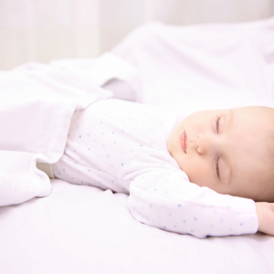 Naujagimis nemiega? Tiksliau – miega, tik ne taip, kaip norėtų tėvai