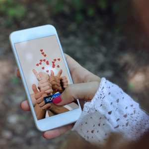 „Tobulo gyvenimo“ pinklės: kaip socialiniai tinklai virto modernia priklausomybe ir savivertės spąstais