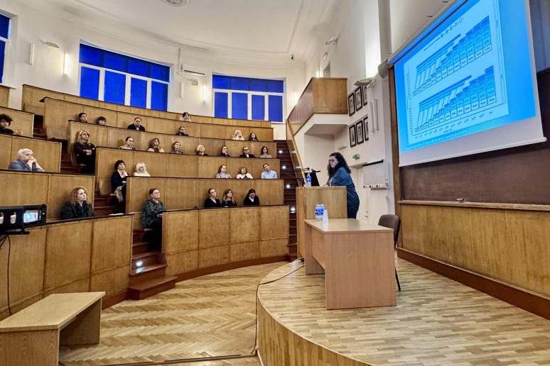 Žmonės sėdi salėje