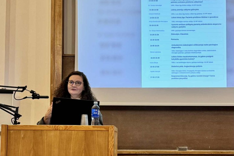 Moteris kalba tribūnoje